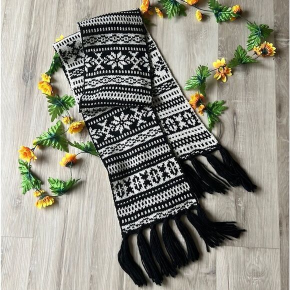 Old Navy Large Black & White Snowflake Knit Winter Scarf With Fringe - Picture 2 of 10